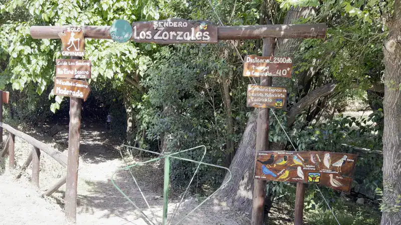 Cartel de entrada al sendero Los Zorzales en Villa de las Rosas