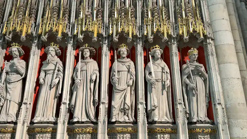 Estatuas de reyes de Inglaterra en la Pantalla de los Reyes de la Catedral de York