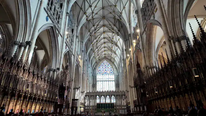 Coro de la Catedral de York con la sillería de madera y la Gran Ventana del Este al fondo