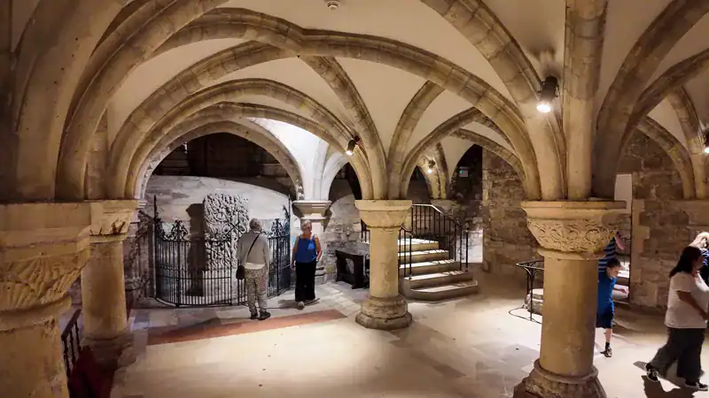 Cripta de la Catedral de York con columnas de piedra y arcos de la catedral normanda