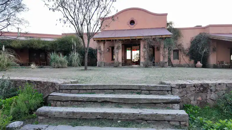 Edificio principal de la posada La Matilde, camino a San Javier