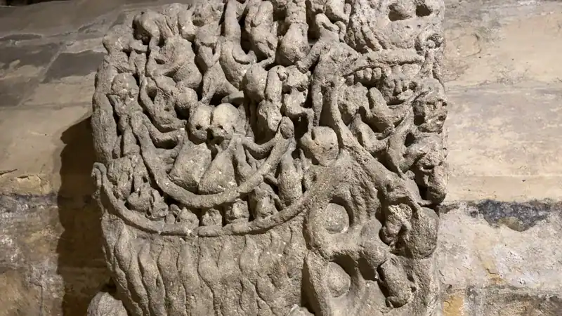 Detalle de la Doomstone, piedra del siglo XII con la boca del infierno, en la cripta de la Catedral de York