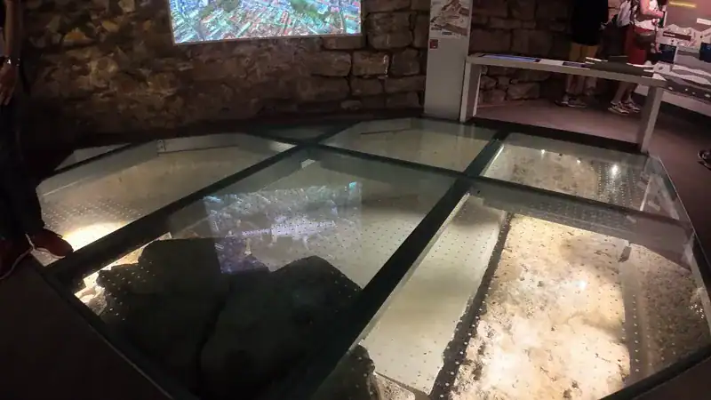 Piso de vidrio del Undercroft de la Catedral de York con restos romanos debajo