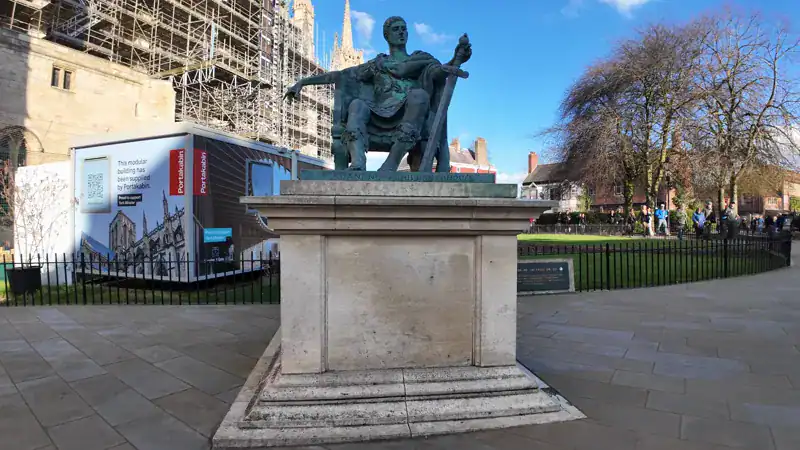 Estatua de bronce de Constantino el Grande sentado, junto a la Catedral de York