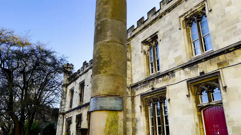 Columna romana de piedra frente a la Catedral de York, encontrada en 1969