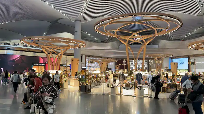 Zona de tiendas del Aeropuerto de Estambul, con sus estructuras de madera en forma de árbol