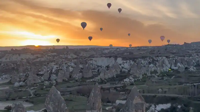 Globos aerostáticos sobre el paisaje de Capadocia al amanecer