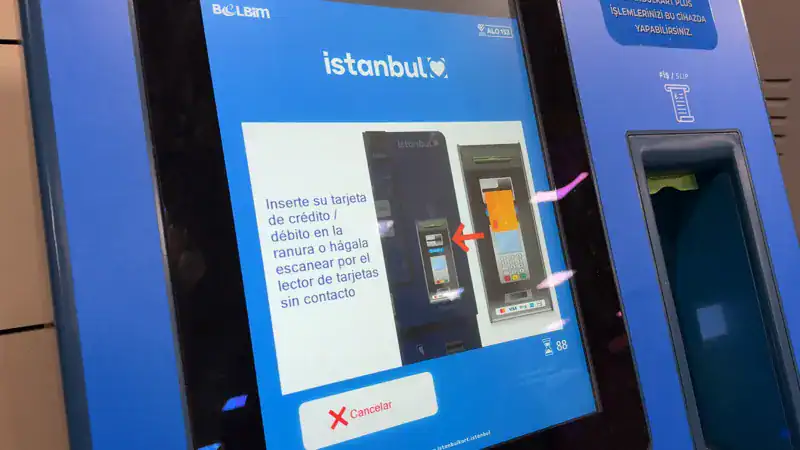 Pantalla de la máquina de la Istanbulkart en español, que pide insertar la tarjeta de crédito o débito