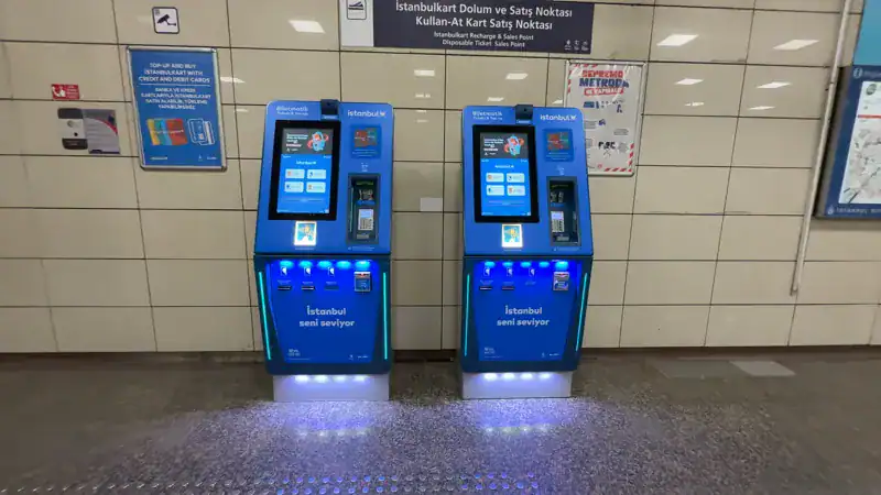 Dos máquinas para comprar y recargar la Istanbulkart en una estación de metro de Estambul