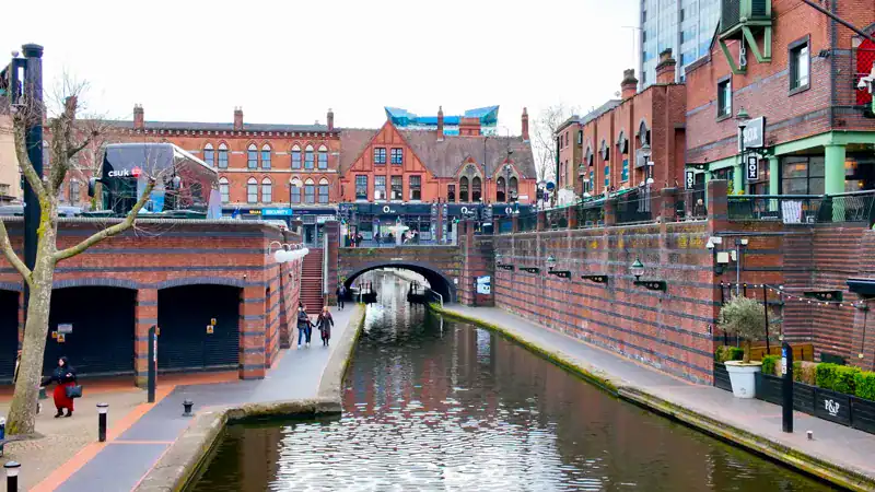 El canal de Birmingham entre edificios de ladrillo, en el centro de la ciudad