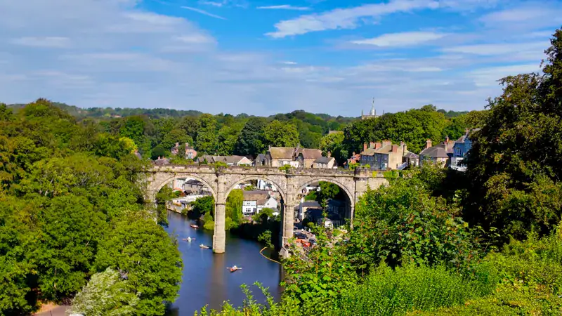Viaducto de piedra de Knaresborough sobre el río Nidd, visto desde el castillo
