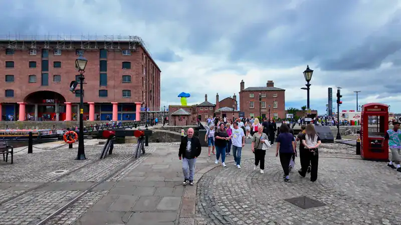 El Albert Dock de Liverpool, con sus almacenes de ladrillo y columnas rojas junto al agua