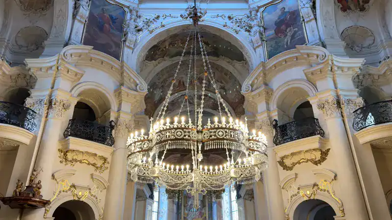 Araña de cristal de Bohemia en la Iglesia de San Nicolás de Praga