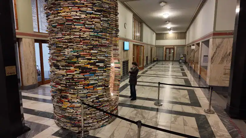 Idiom, la torre de libros en el vestíbulo de la Biblioteca Central de Praga