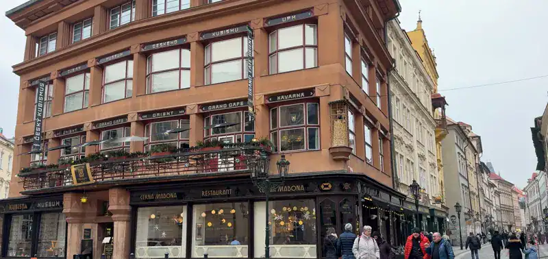 Casa de la Virgen Negra, edificio cubista de Josef Gočár en Praga
