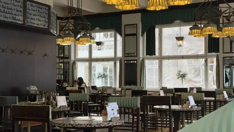 Interior del Grand Café Orient, café cubista de Praga