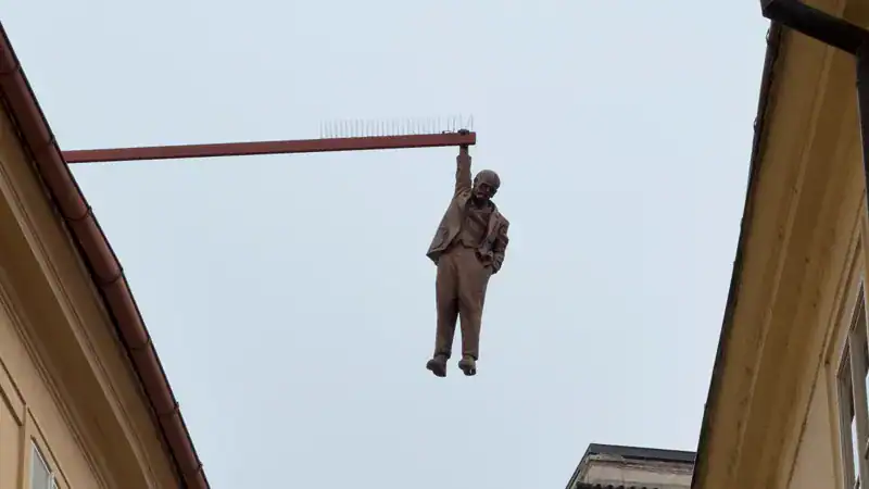 Escultura de Sigmund Freud colgando de David Černý en la calle Husova de Praga