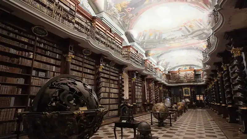 Biblioteca Barroca del Clementinum de Praga con sus globos terráqueos