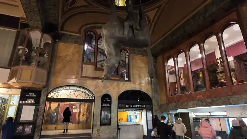 Escultura de San Wenceslao sobre un caballo boca arriba en el Pasaje Lucerna de Praga
