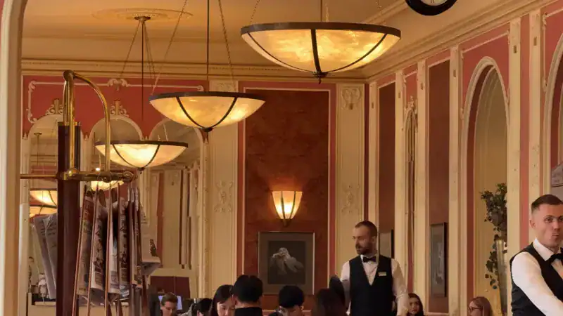 Salón del Café Louvre en Praga con sus lámparas históricas