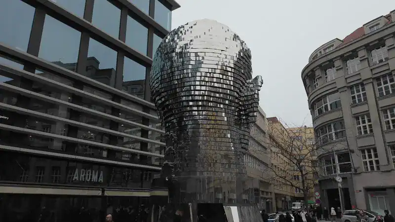 Cabeza de Kafka de David Černý junto al centro comercial Quadrio en Praga