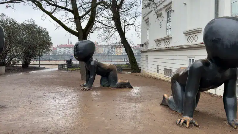 Bebés gigantes de bronce de David Černý en el parque de la isla Kampa en Praga