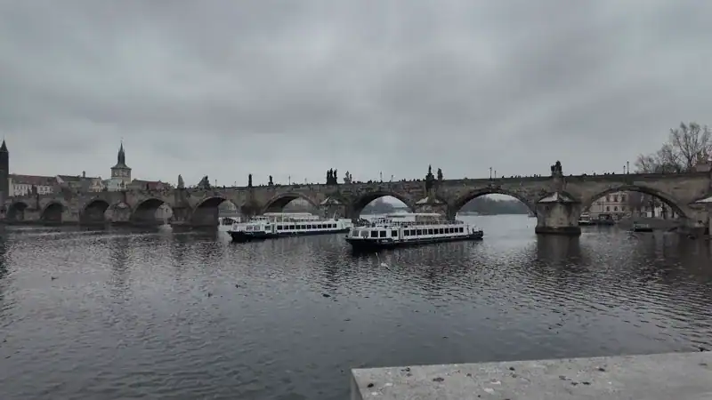 Vista del Puente de Carlos sobre el río Moldava desde el mirador junto al Museo Kafka