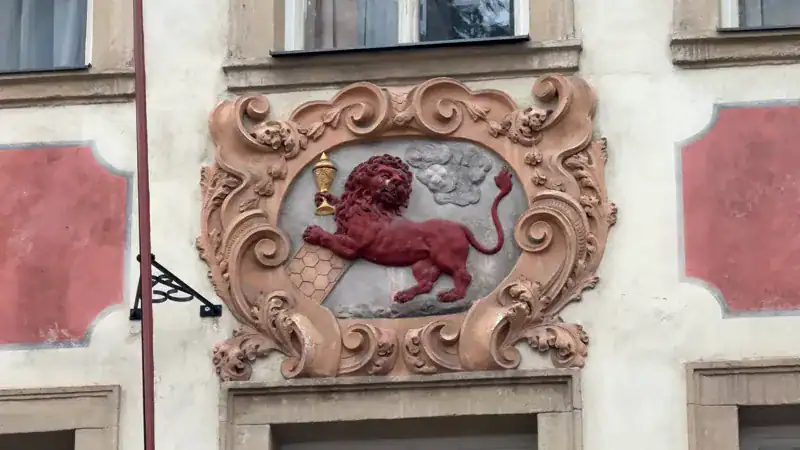 Señal del León Rojo sobre una puerta de la calle Nerudova en Praga
