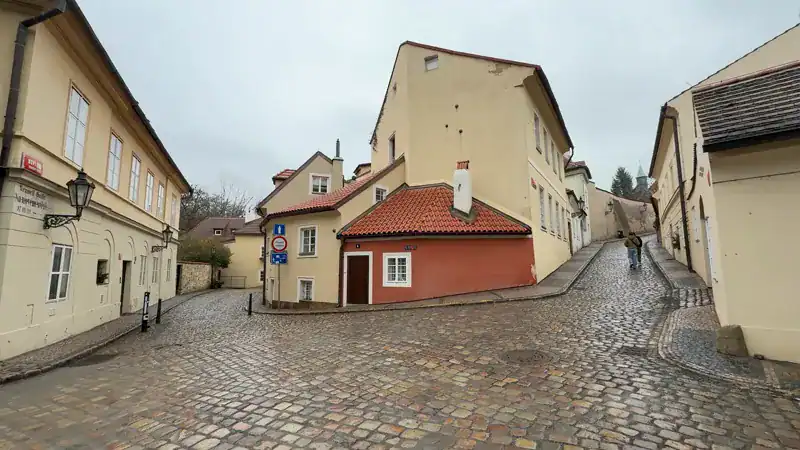 Callecitas empedradas y casas bajas del barrio Nový Svět en Praga
