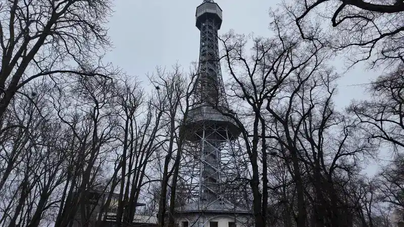 Torre mirador de Petřín inspirada en la Torre Eiffel, en Praga