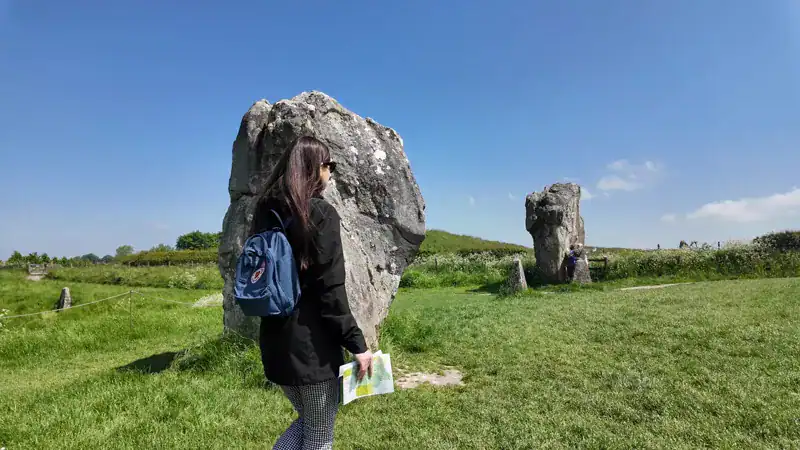 Caminando entre las piedras del círculo de Avebury, en Wiltshire
