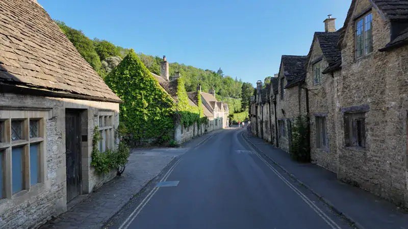 Calle de casas de piedra de Castle Combe, en los Cotswolds