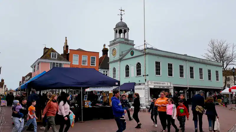 Puestos de mercado frente al Guildhall, en la plaza del mercado de Faversham