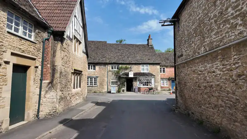 Calle con casas de piedra y tejados antiguos en el pueblo de Lacock