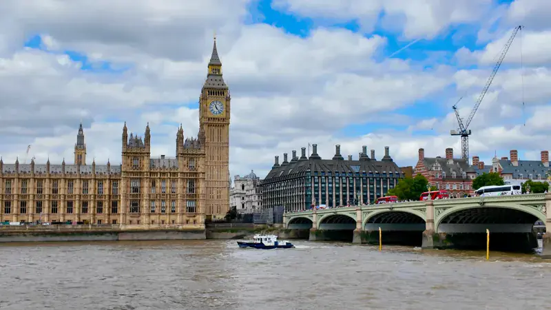 El Palacio de Westminster y el Big Ben junto al Támesis, en Londres
