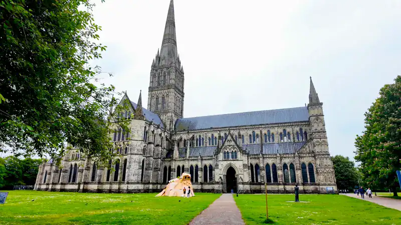 La catedral de Salisbury y su aguja, vista desde el césped del recinto