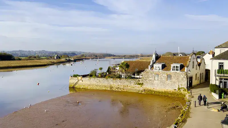 El estuario del río Exe con la marea baja y las casas de Topsham