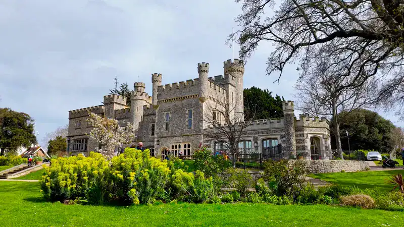 El castillo de Whitstable rodeado de jardines, en la costa de Kent