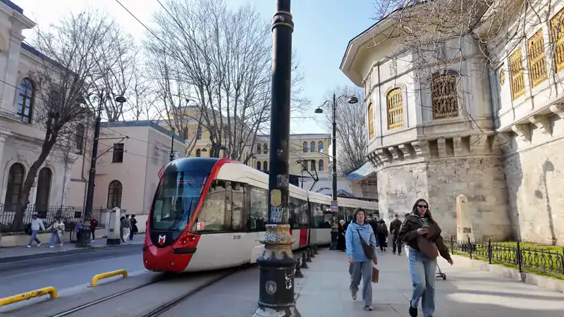 Tranvía T1 rojo y blanco pasando por el casco antiguo de Estambul